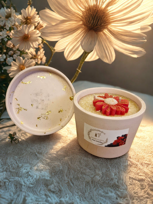 Vela de soja em copo de gesso com tampa de folha de ouro — aroma Frutos Vermelhos