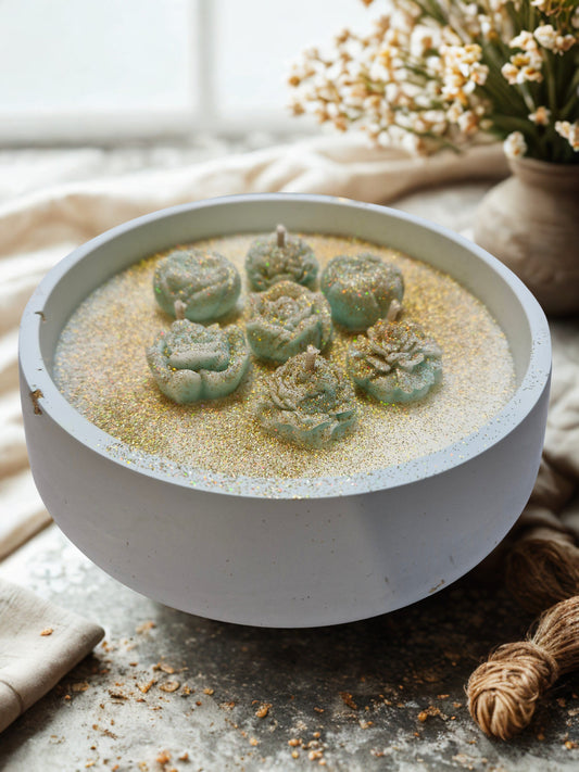 Vela redonda em gesso com rosas verdes e glitter dourado
