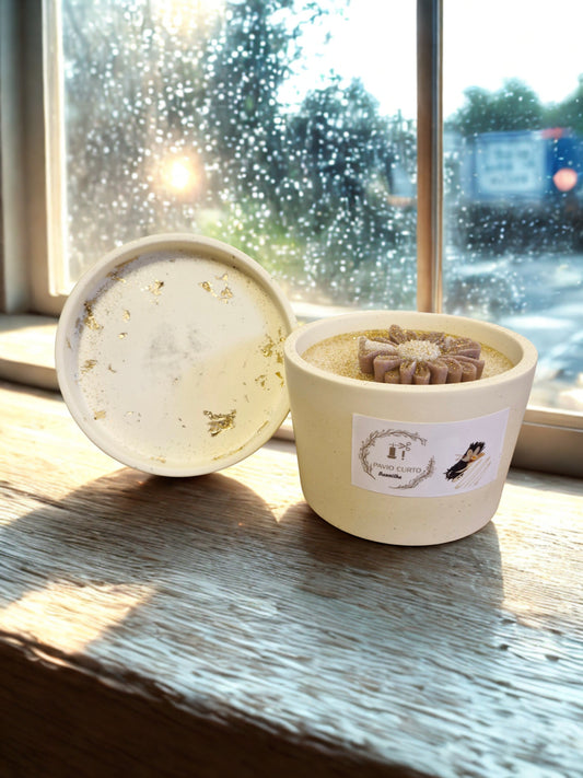 Vela de soja em copo de gesso com tampa de folha de ouro — aroma Baunilha