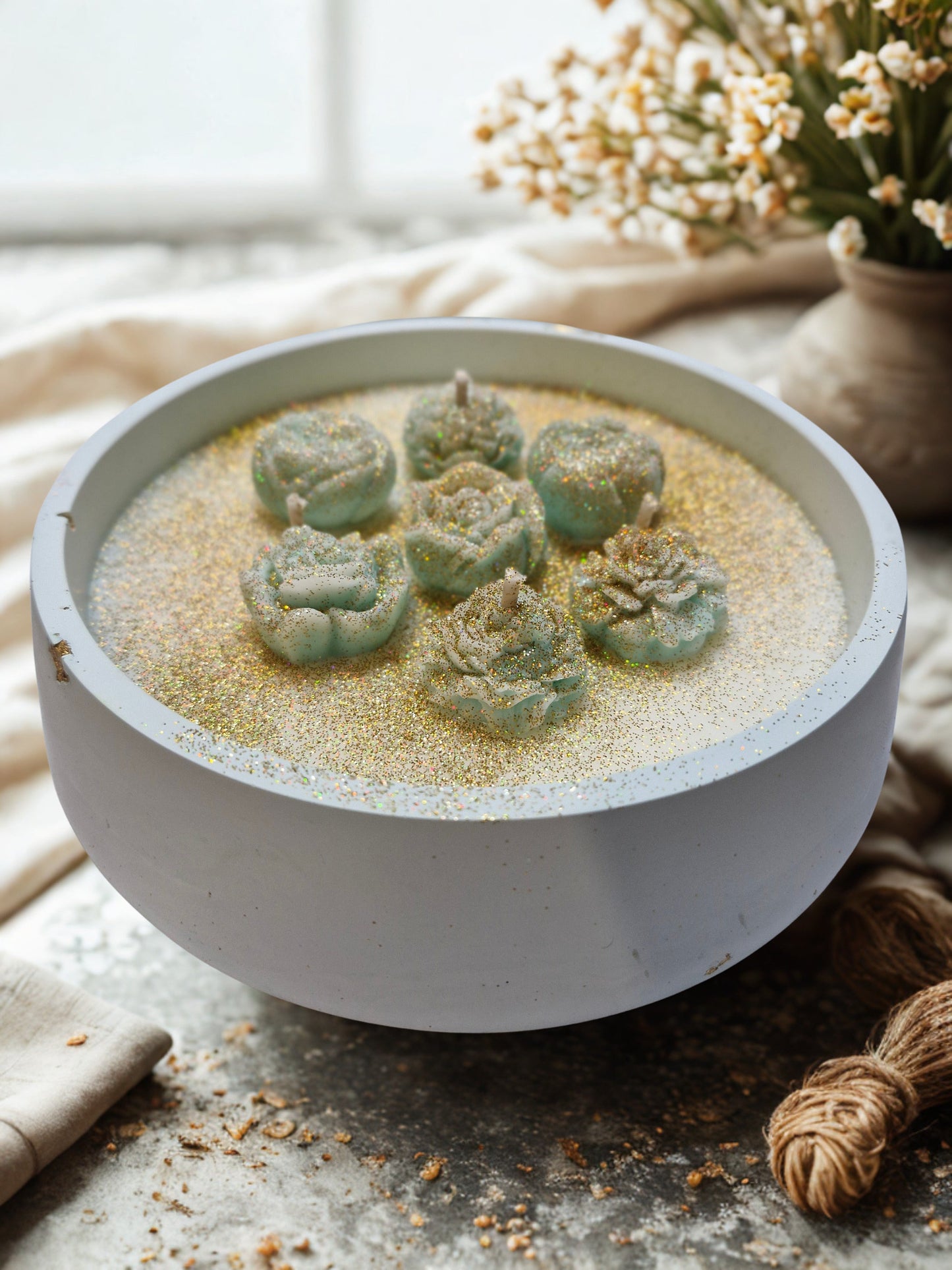 Vela redonda em gesso com rosas verdes e glitter dourado