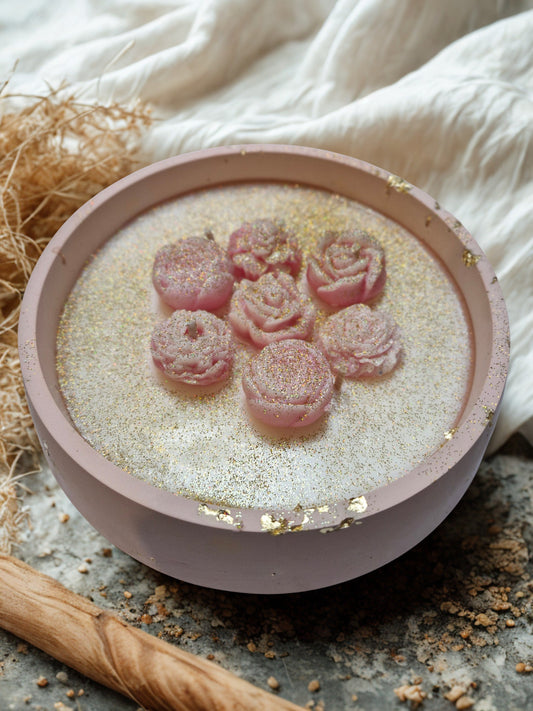 Vela redonda em gesso com rosas cor-de-rosa e glitter